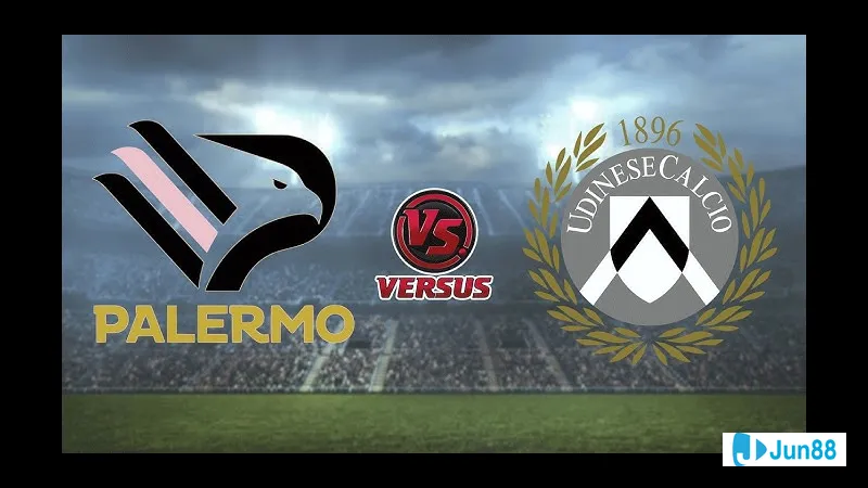 Cầu thủ Udinese và Palermo đua tranh quả bóng trên sân cỏ