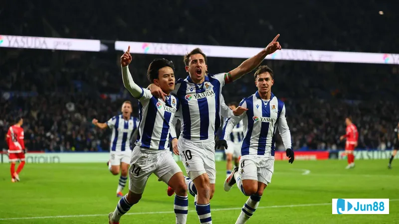 Cầu thủ Real Sociedad sử dụng kỹ thuật đi bóng qua cầu thủ Rayo Vallecano trong trận đấu