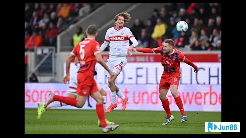 Cầu thủ Stuttgart vượt qua cầu thủ Heidenheim với tốc độ và kỹ thuật cá nhân xuất sắc