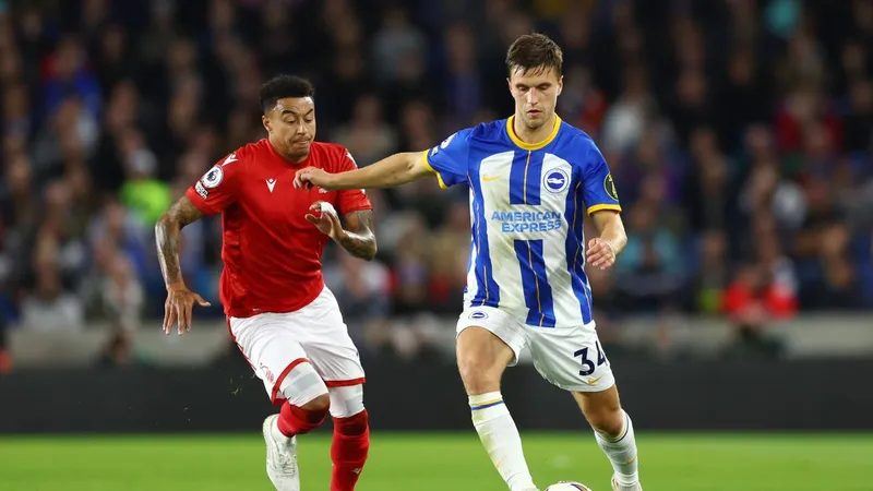Cầu thủ Nottingham Forest với bóng trước hậu vệ Brighton trong trận đấu