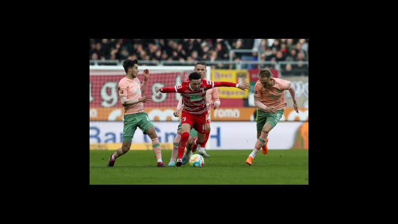 Cầu thủ của Augsburg dốc hết sức lực để cản phá pha tấn công của Werder Bremen