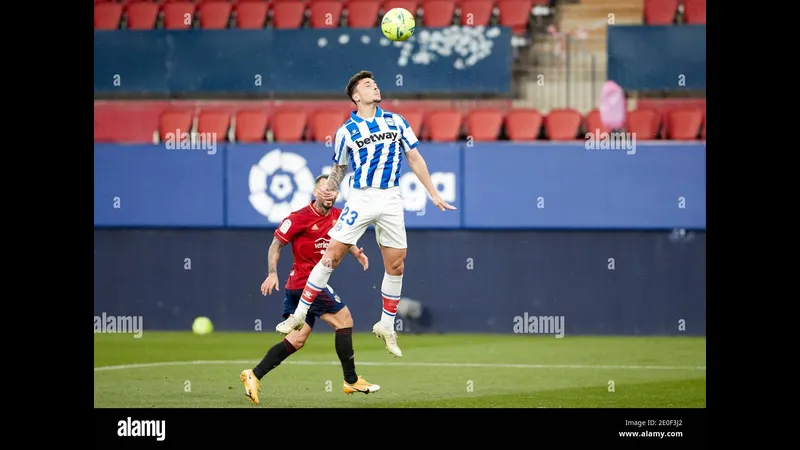 Cầu thủ của Osasuna vượt qua cầu thủ của Alavés trong một pha tấn công sắc nét trên sân