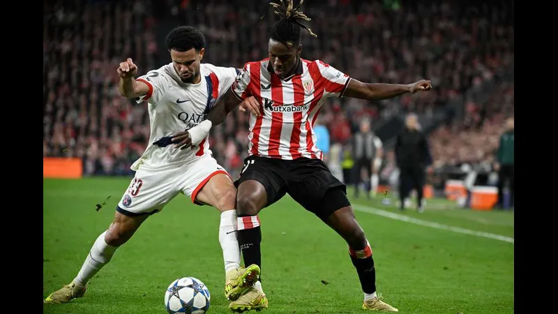 Cầu thủ của Ourense hứng khôn ngoan bóng trước sự áp đảo của hậu vệ Athletic Bilbao
