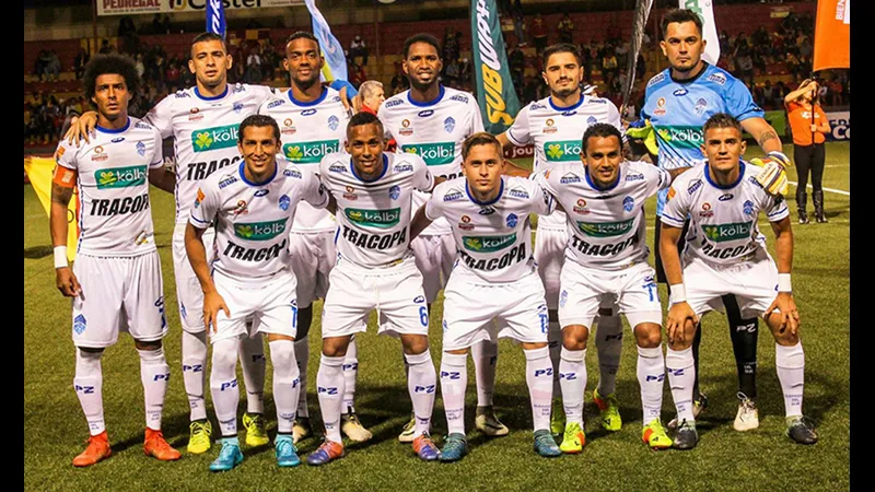 Cầu thủ Zeledon tấn công mạnh mẽ trước Sporting FC