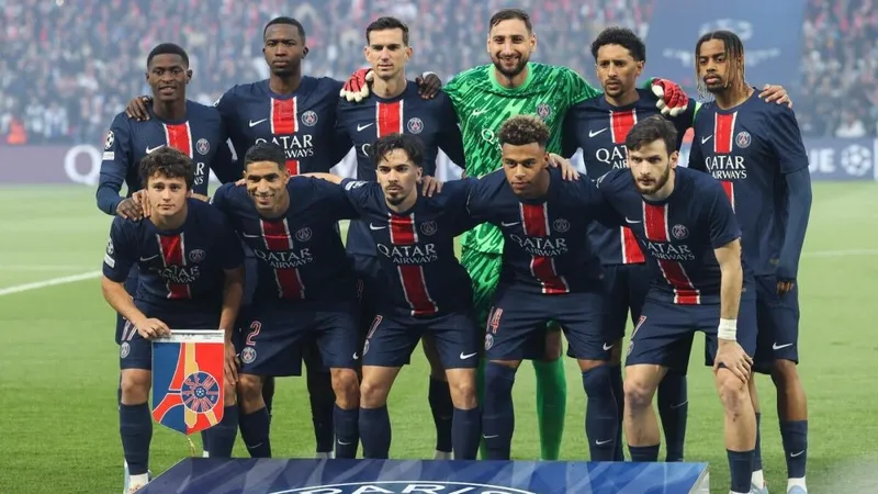Hai cầu thủ từ PSG và Marseille đang đối đầu quyết liệt trên sân